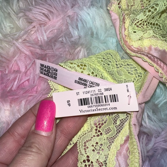 NWT VS Tease Satin Lace Trim Thong - Picture 5 of 7